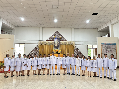 ร่วมพิธีเจริญพระพุทธมนต์ทำบุญตักบาตรถวายพระราชกุศลและพิธีวางพานพุ่มดอกไม้ เนื่องในวันคล้ายวันพระราชสมภพพระบาทสมเด็จพระบรมชนกาธิเบศร มหาภูมิพลอดุลยเดช บรมนาถบพิตร วันชาติ และวันพ่อแห่งชาติ 5 ธันวาคม